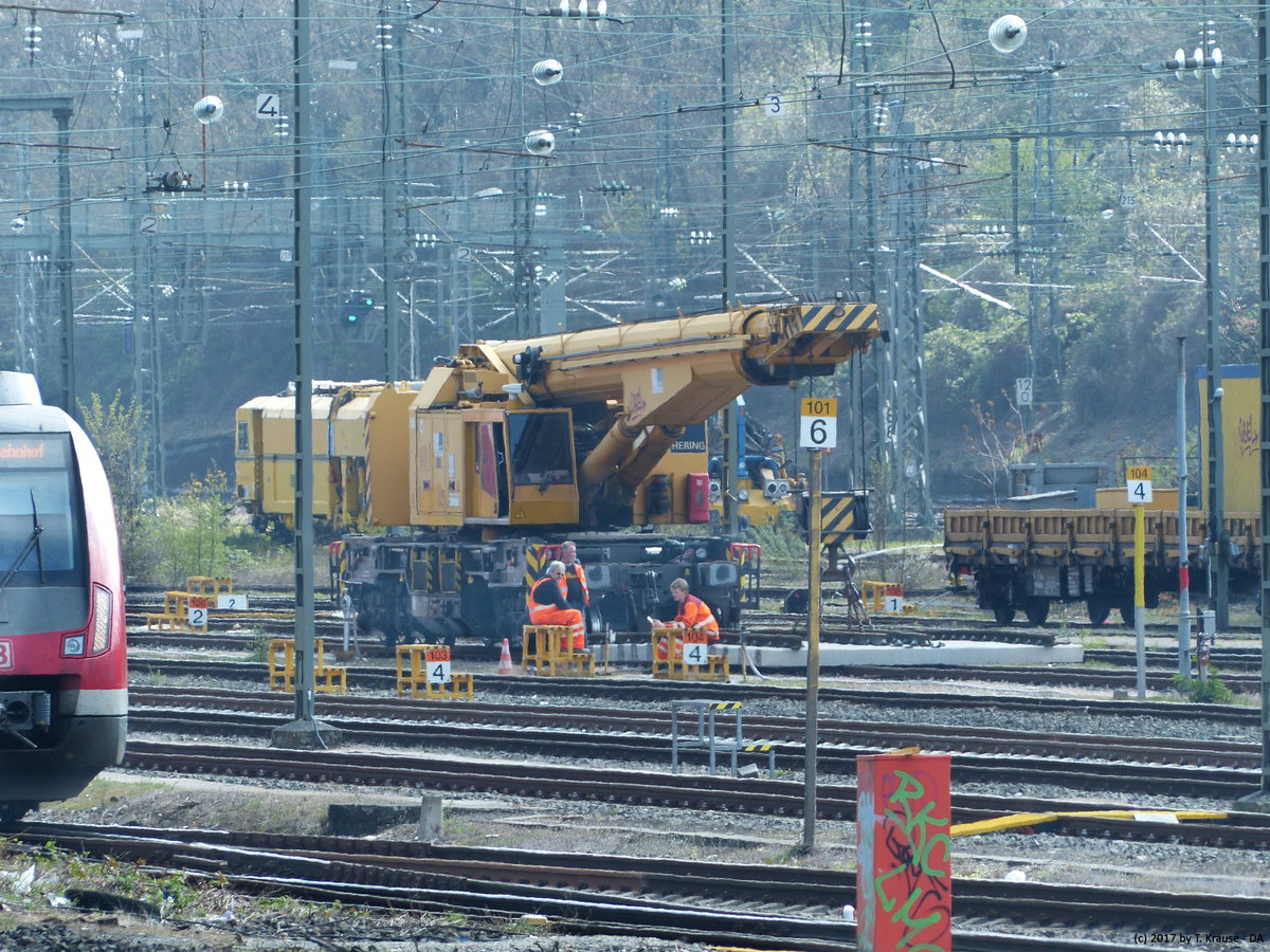 Am 08. April 2017 wartet ein Eisenbahnkran der Firma Hering auf seinen Einsatz zum Einbau einer Weiche im Vorfeld des Wiesbadener Hauptbahnhofs. Aufnahme unter Ausnutzung des Telebereiches aus Richtung Schlachthof.