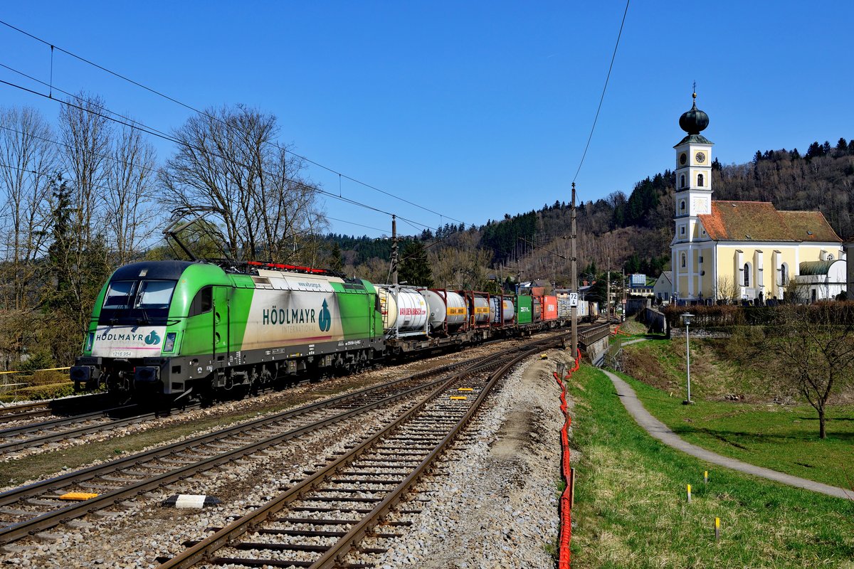Am 08. April 2018 beförderte erfreulicherweise die WLC 1216.954 den TEC 41155 von Rheinhausen nach Budapest. Bei idealen Lichtverhältnissen passierte sie das Kirchenmotiv in Wernstein. Allerdings würde der Lok aktuell eine Fahrt durch die Waschanlage gut zu Gesicht stehen. An dieser Fotostelle künden aktuell nur die roten Starkstrom-Leitungen von den nahenden Baumaßnahmen. 