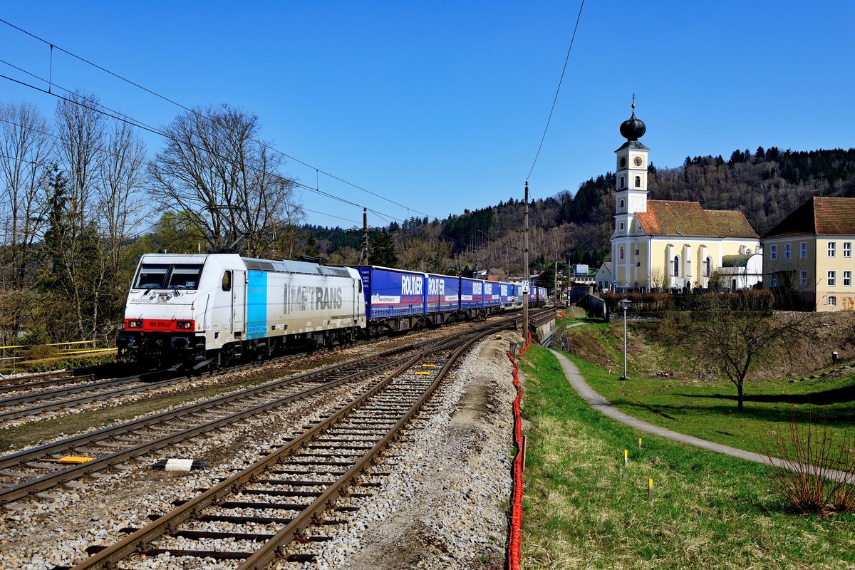 Am 08. April 2018 konnte in Wernstein dieser von der für Crossrail fahrenden Railpool 185 635 beförderte Zug des kombinierten Ladungsverkehrs beobachtet werden. Es handelt sich hierbei um eine neue Verbindung von Kaldenkirchen nach Oradea in Rumänien, der Zug ist einheitlich mit Aufliegern der Spedition Routier beladen. 