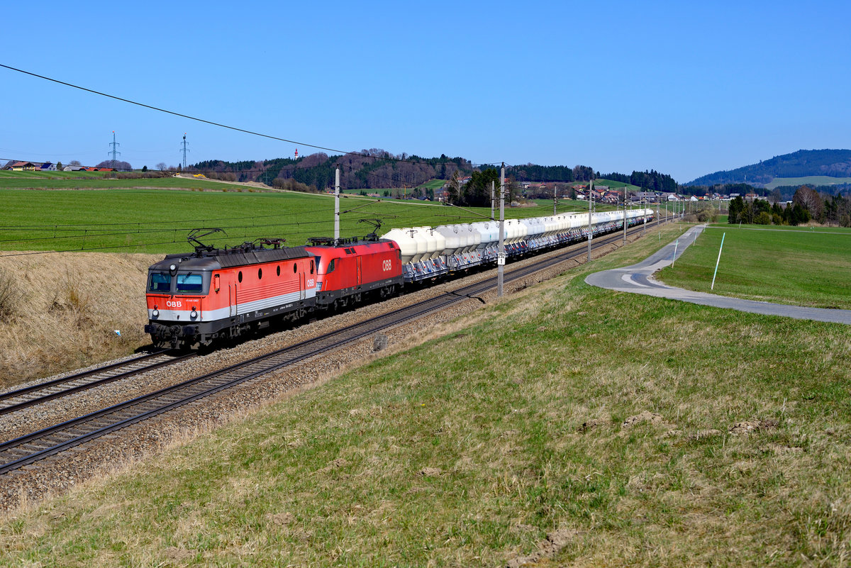 Am 08. April 2018 konnte auch der sogenannte  Schwammerl-Zug  bei Weng im Salzburger Land fotografiert werden. Mit diesem Ganzzug bestehend aus Waggons der Gattung Uacs wird Zement aus der Slowakei nach Hallein transportiert. Zugloks waren an diesem Tag die 1144.087 und 1116.256.