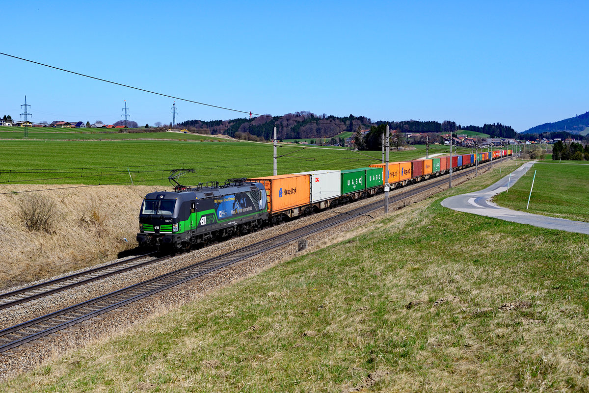 Am 08. April 2018 nahmen auch einige Güterzüge baustellenbedingt den Weg über Salzburg statt über Passau. So auch der von der Wiener Lokalbahn geführte TEC 42944. Zuglok war die 193 213 von ELL. Den gut ausgelasteten Containerzug konnte ich bei Weng auf der Westbahn aufnehmen.