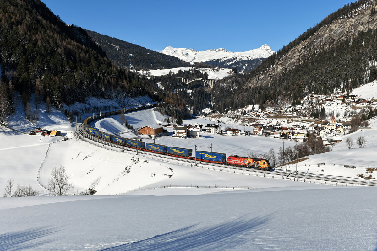 Am 08. Februar 2020 leistete die 1016.048 beim TEC 42143 nach Verona Q.E. Schubdienst zwischen Wörgl und Kufstein. In der Kehrschleife bei Sankt Jodok konnte ich den für den Niederösterreichischen Feuerwehrverband werbenden Taurus aufnehmen. Der Zug ist einheitlich mit Aufliegern der Spedition LKW Walter beladen und kommt aus Rostock Seehafen.