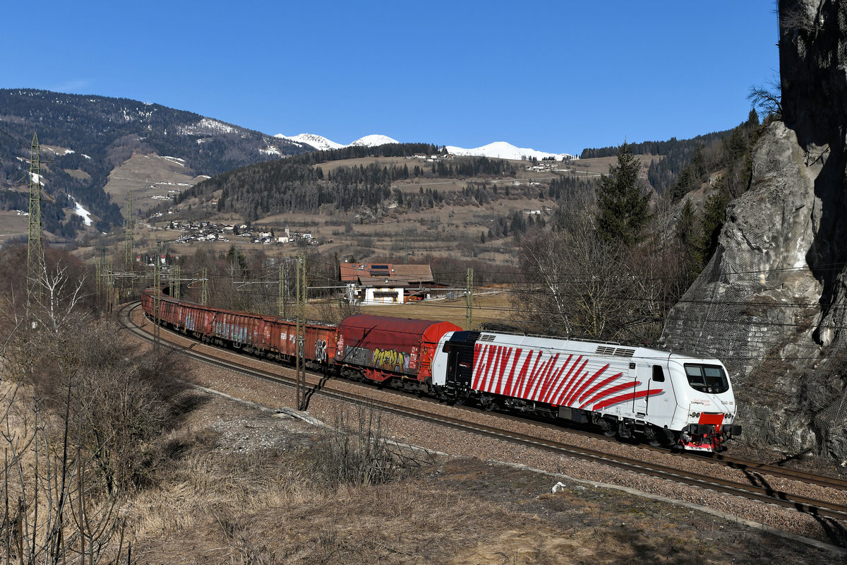 Am 08. Februar 2020 übernahm ab dem Bahnhof Brenner die EU 43 - 006 die Beförderung des DGS 44121 nach Brescia. An der Felswand zwischen Sterzing und Freienfeld hob sich die frisch gewaschene Lok besonders gut ab.  