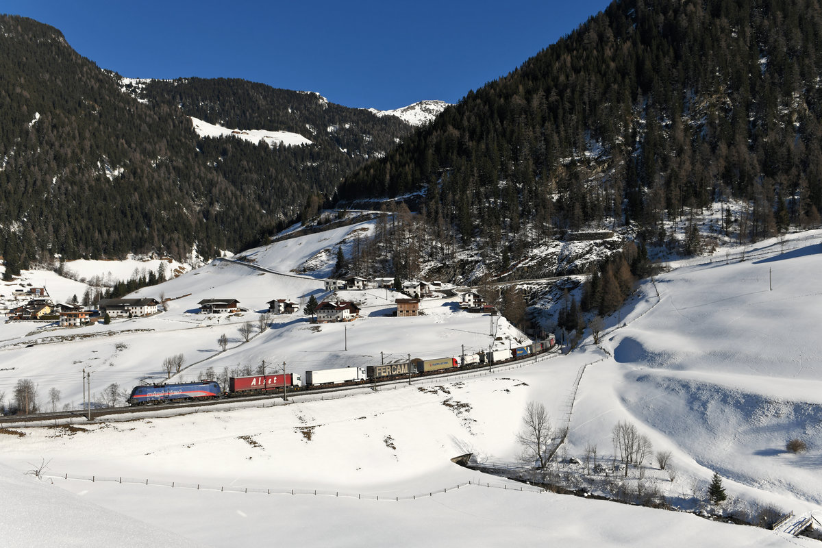 Am 08. Februar 2020 war der  nightjet  Taurus 1116.195 vor Zügen der Rollenden Landstrasse zwischen Wörgl und Brennersee zu beobachten. Mit der ROLA 53331 konnte ich die Werbelok bei Sankt Jodok bergwärts fahrend aufnehmen. 