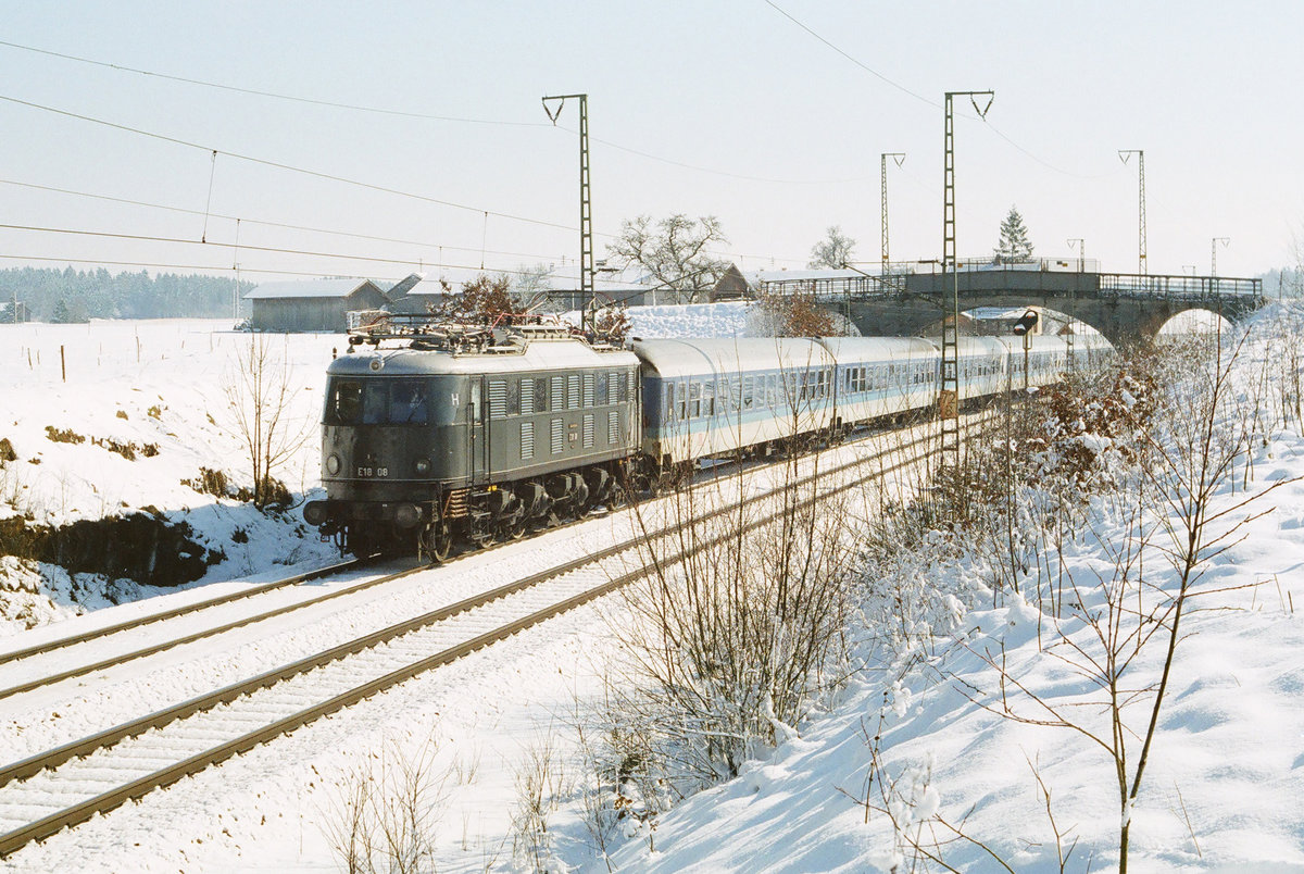 Am 08. Januar 1995 befördert E18 08 auf der Strecke Freilassing - Rosenheim bei Ufering  E 3501 München-Salzburg. Dieser Zug wurde einige Monate jeden zweiten Sonntag zur Vermeidung von Standschäden regulär mit dieser Lok bespannt. Das  Leckerli  entfiel mit dem Einsatz von Wendezügen.