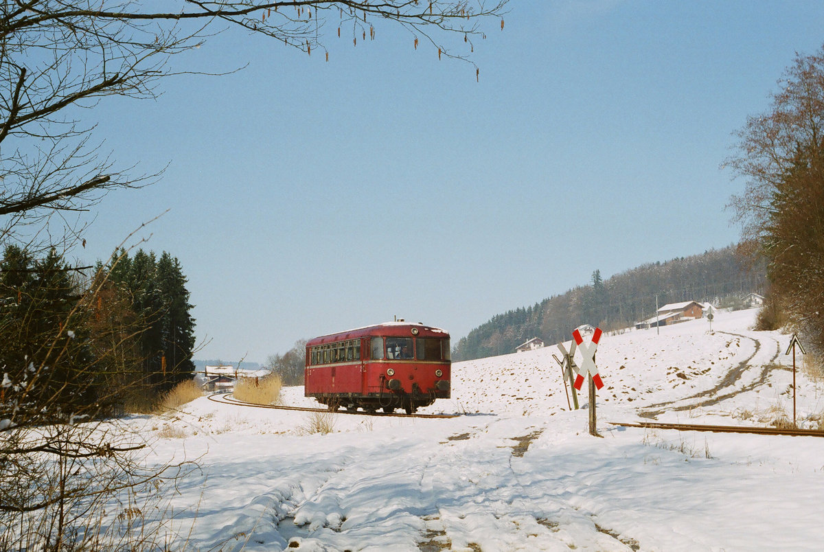 Am 08. Januar 1995 hat der Schienenbus 798 766 den Bahnhof Waging am See soeben verlassen und begibt sich jetzt auf die Reise ins nahe Traunstein.