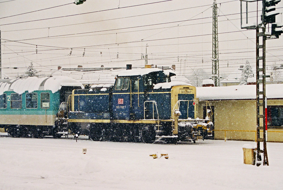 Am 08. Januar 2000 rangierte Lok 365 708 im Bahnhof Freilassing