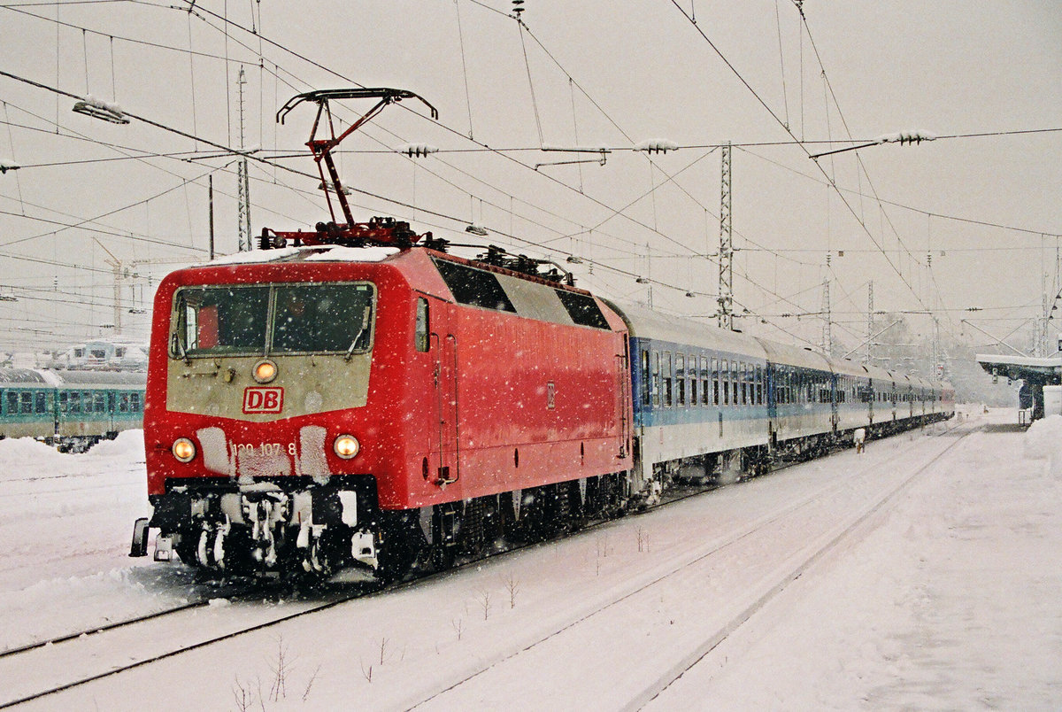 Am 08. Januar 2000 wartet Lok 120 107-8 mit einem Interregio im Bahnhof Freilassing auf die Ausfahrt in Richtung München.