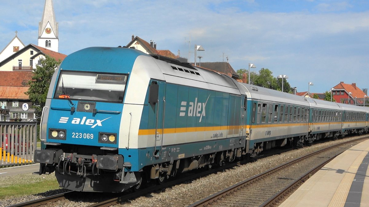 Am 08. Juli 2020 entstand die Aufnahme des ALEX mit BR 223 in Heimenkirch im Allgäu.

Video dazu unter YouTube:
Michael D. Bahnverkehr