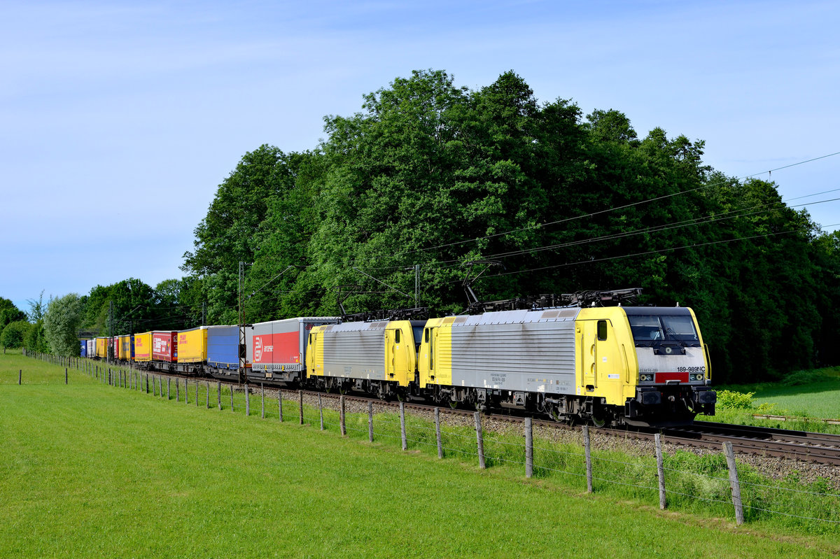 Am 08. Juni 2017 beförderte ein gelb-silbernes Tandem, bestehend aus 189 989 und 930, den DGS 43101 von Wanne-Eickel nach Verona Q. E. über die Brennerstrecke. Am unter Eisenbahnfreunden gut bekannten Bü Vogl betätigte ich den Auslöser.