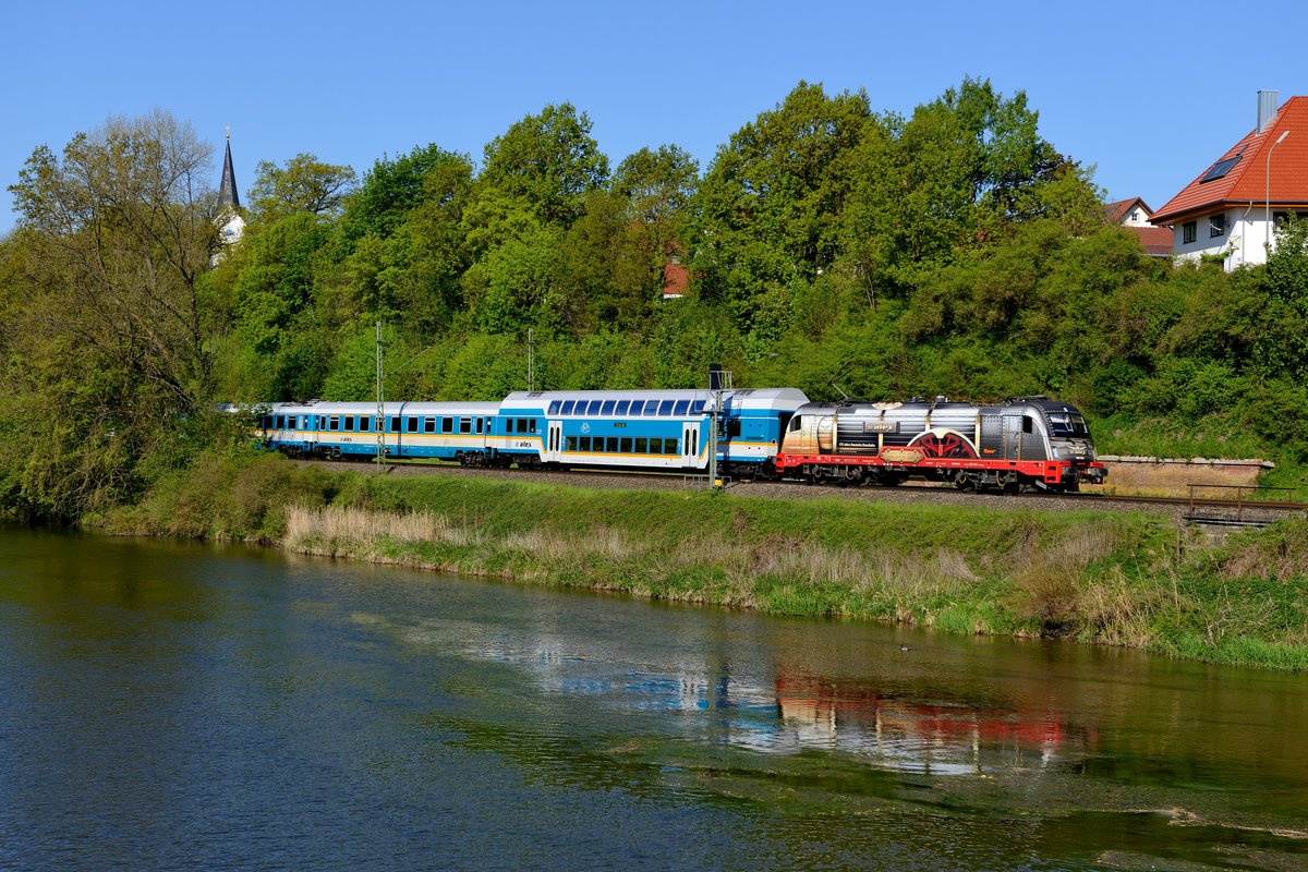 Am 08. Mai 2016 sollte ein Ekol-KLV nach Österreich aufgrund der Streckensperrung zwischen München und Rosenheim seinen Weg über Landshut und Passau nehmen. Daraus wurde dann leider nichts und ich wartete an der bekannten Fotostelle bei Volkmannsdorf vergeblich darauf. Einige Bilder vom Planverkehr wurden natürlich trotzdem gemacht, so auch von der 183 001 mit ihrem ALX 84104 nach Hof.