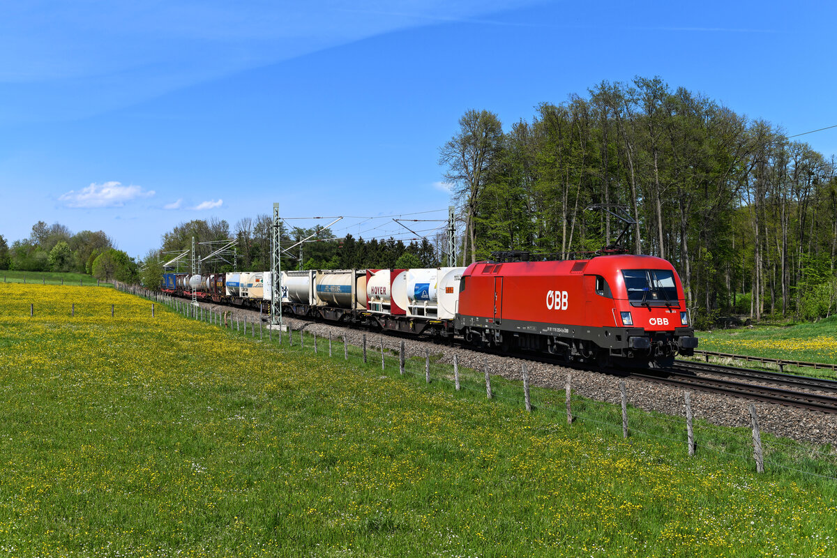 Am 08. Mai 2021 blühten die Wiesen am Bahnübergang bei Vogl. Sie bildeten den Rahmen für die Aufnahme des von der 1116.253 geführten DGS 41823 von Rheinhausen nach Ljubljana Moste. Dieser Zug verkehrt an Samstagen und hat meist Tankcontainer geladen.  