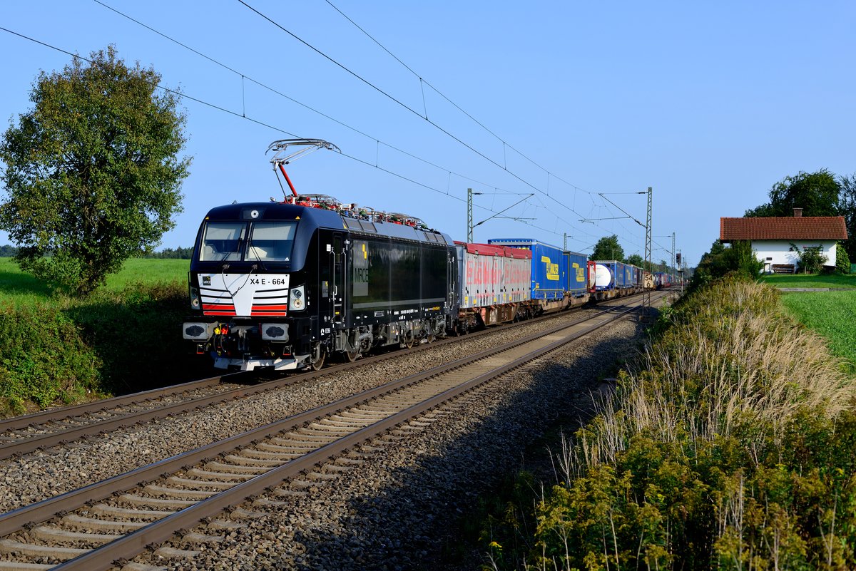 Am 08. September 2017 fuhr mir am ehemaligen Block Hilperting die von Lokomotion von MRCE angemietete 193 664 vor die Linse -  am Haken den DGS 43129 von Hamburg Billwerder UBF nach Verona Q.E., den sie zwischen München Ost Rbf und Kufstein bespannte. 