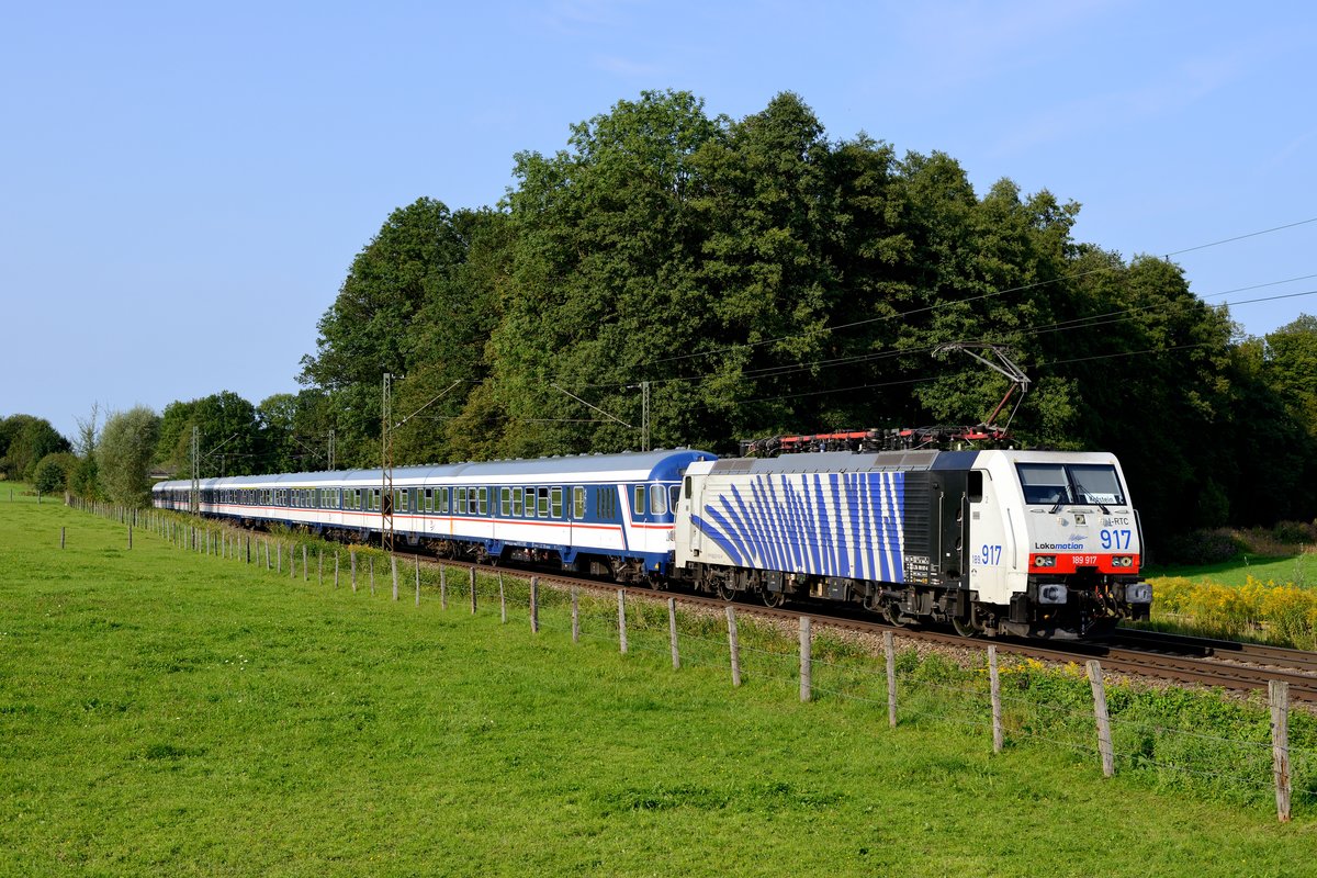 Am 08. September 2017 hatte der M 79081 in Form des blauen Zebras 189 917 eine farblich gut passende Bespannung. Auch ist mir nun erneut gelungen, den Steuerwagen zu dokumentieren. Im Wendezugbetrieb war diese beim Meridian-Ersatzzug allerdings nie im Einsatz, vielmehr wurde der ehemalige Packraum als Abstellfläche für Fahrräder genutzt. Aufnahmeort war der bekannte Bahnübergang bei Vogl.