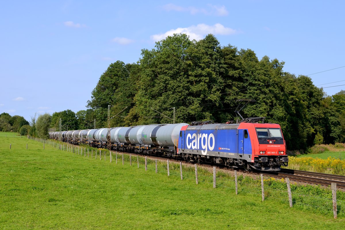 Am 08. September 2017 konnte dieser von der Passauer Bahn umgeleitete Kesselwagenzug am Bü Vogl beobachtet werden. Eigentlich hatten die anwesenden Fotografen auf eine Lok der HSL spekuliert, aber bei einer in dieser Gegend auch nicht alltäglichen 482 der SBB Cargo betätigt man natürlich auch den Auslöser.
 