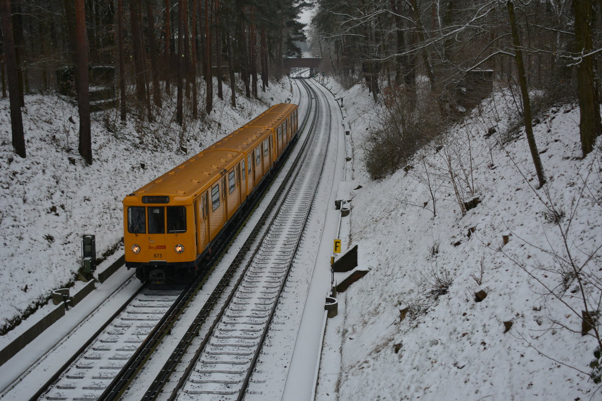 Am 08.01.2017 fährt dieser A3L71 mit der Nummer  673  auf der U3 in Richtung Nollendorfplatz.