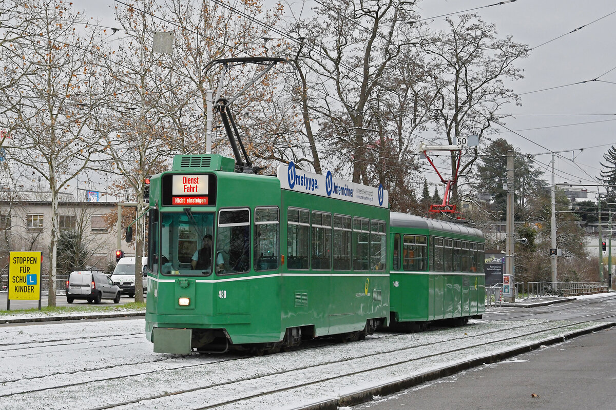 Am 08.01.2024 ist der Be 4/4 480 und der B4 1436, der als Fahrleitungs Enteiser in Einsatz steht, beim St. Jakob unterwegs.