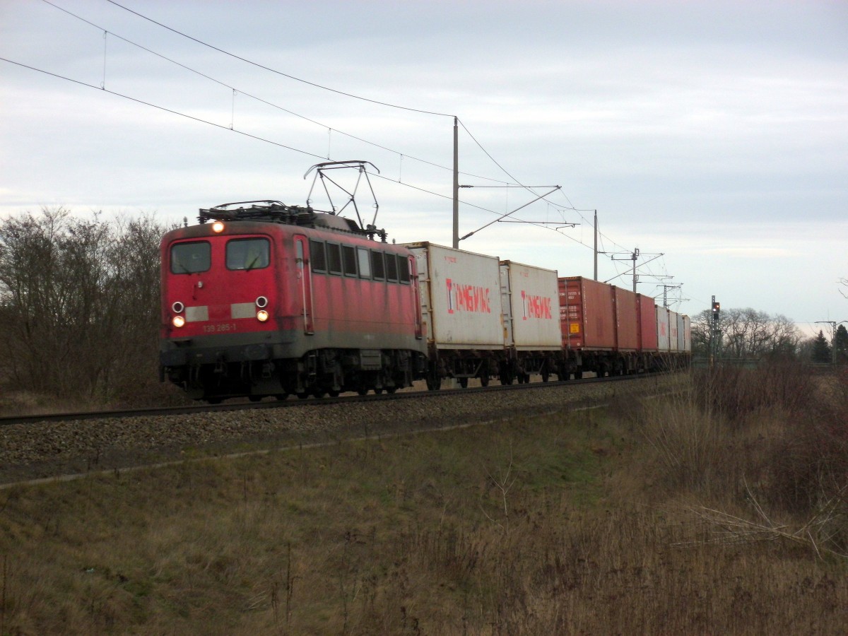 Am 08.02.2014 kam die 139 285 mit einem Containerzug aus Stendal und fuhr weiter in Richtung Uelzen.