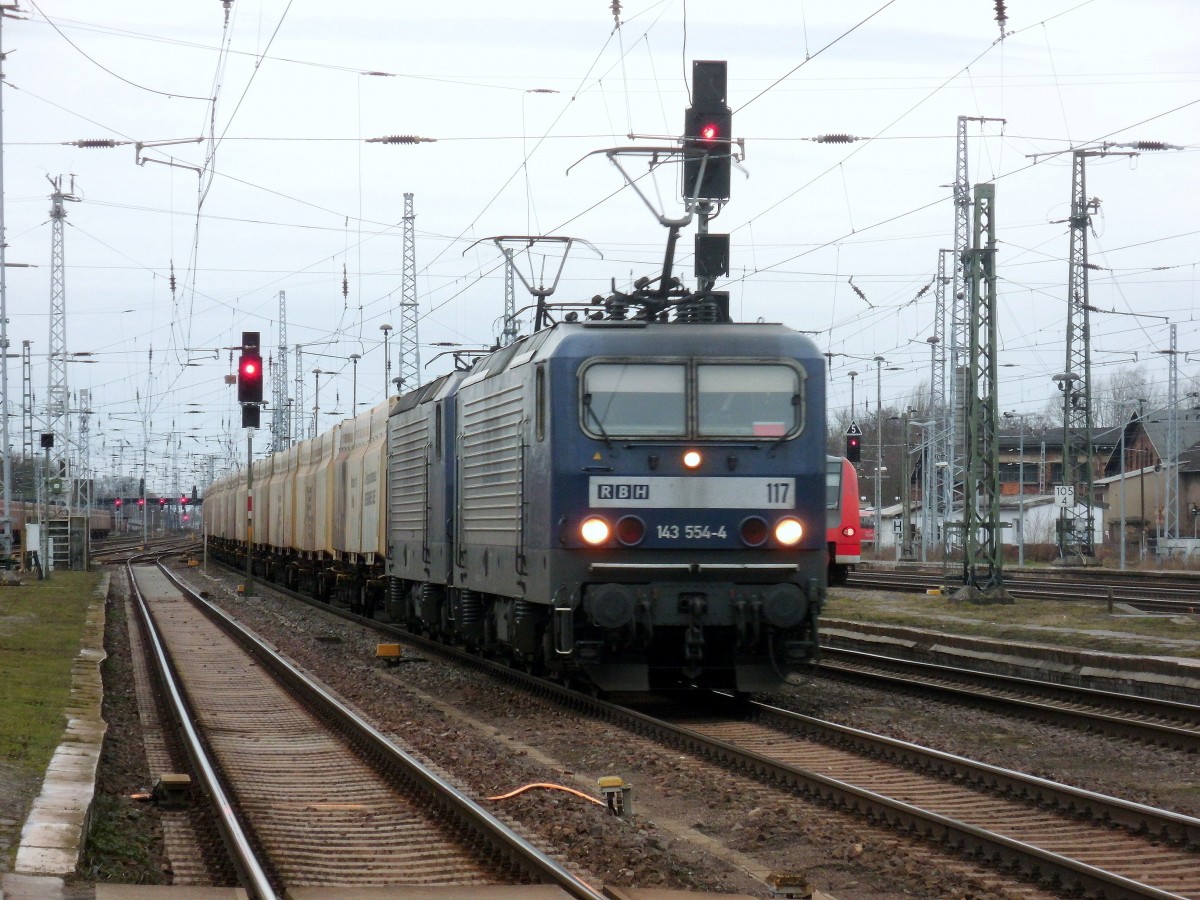 Am 08.02.2014 kamen RBH 117(143 554)&RBH 103(143 041)mit einem Hackschnitzelzug aus Richtung Wittenberge durch Stendal und fuhr weiter in Richtung Magdeburg.