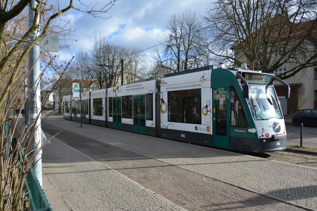 Am 08.02.2015 fährt diese Siemens Combino  416 Offenbach  auf der Linie 94. Aufgenommen an der Haltestelle Potsdam Schloß Charlottenhof.
