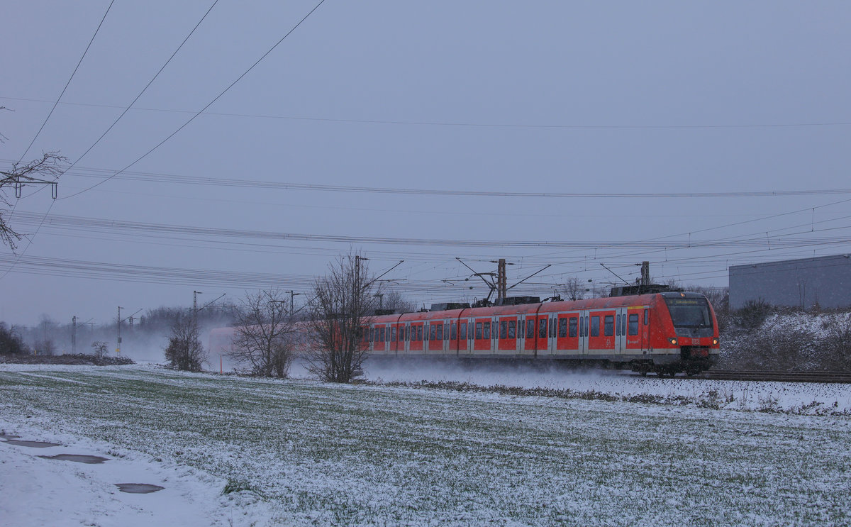 Am 08.02.2021 fuhren 422 054 und 422 081 als S6 nach Köln-Worringen in Langenfeld-Berghausen ein. 