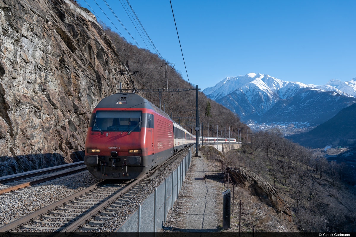 Am 08.02.2021 ist SBB Re 460 051-6 mit IC6 31068 von Brig nach Basel SBB unterwegs. Aufgrund der Bauarbeiten im LBT wurden einige Züge über die Bergstrecke umgeleitet. Aus diesem Grund konnte ich den InterCity zwischen Brig und Lalden fotografieren.