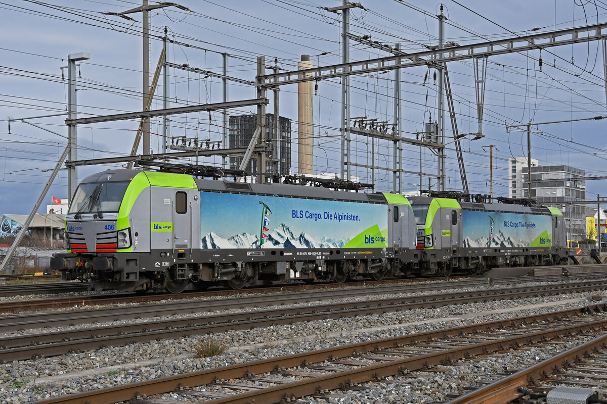 Am 08.02.2024 stehen die BLS Vectron 475 406-5 und 475 411-5 auf einem Abstellgleis beim Bahnhof Pratteln.