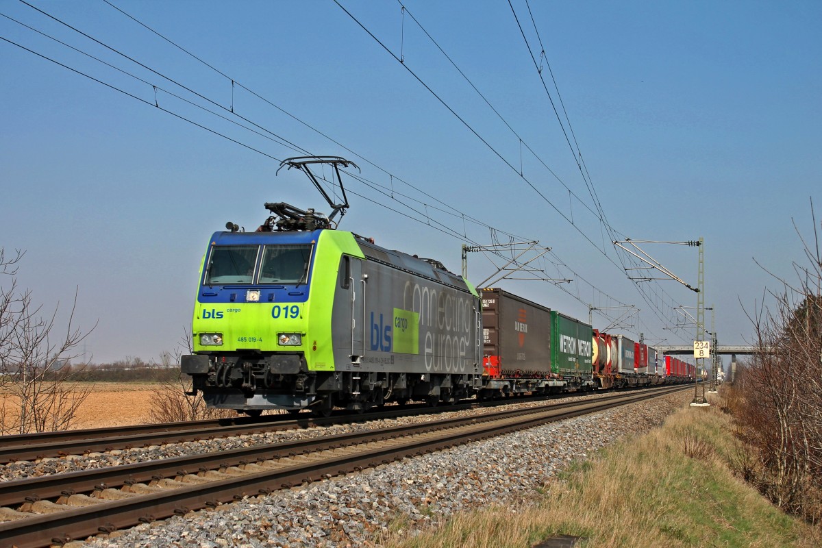 Am 08.03.2014 bespannte die BLS Cargo Re 485 019-4 außerplanmäßig eine Containerzug, als sie an dem Fotografen gen Basel fuhr und außerdem noch eine netten Gruß an den Tf zurück, für die Lichthupe.