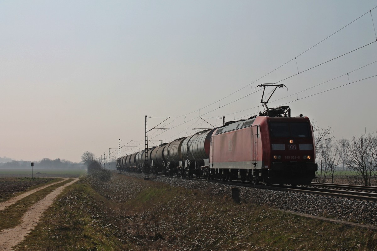 Am 08.03.2014 bespannte die Mannheimer 185 039-5 den 44281 (Mulhouse - Offenburg Gbf), als sie am Ortsteil Hügelheim von Müllheim vorbeifuhr.