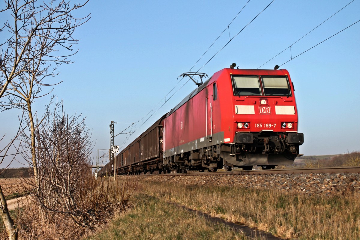 Am 08.03.2014 hatte die 185 199-7 die Ehre einen Redbullzug aus Bremerhaven bis an die Schweizer Grenze zubringen. Hier ist sie zwischen dem Hp Buggingen und Müllheim (Baden),auf höhe von Hügelheim, kurz vor dem Ziel.