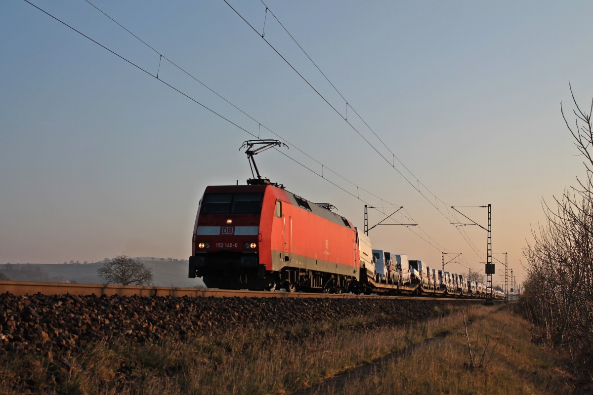 Am 08.03.2014 kam 152 140-0 mit einem Fiat-Autozug auf ihrer Fahrt von Weil am Rhein nach Lahr (Schwarzw) an der Ortschaft Hügelheim vorbei.