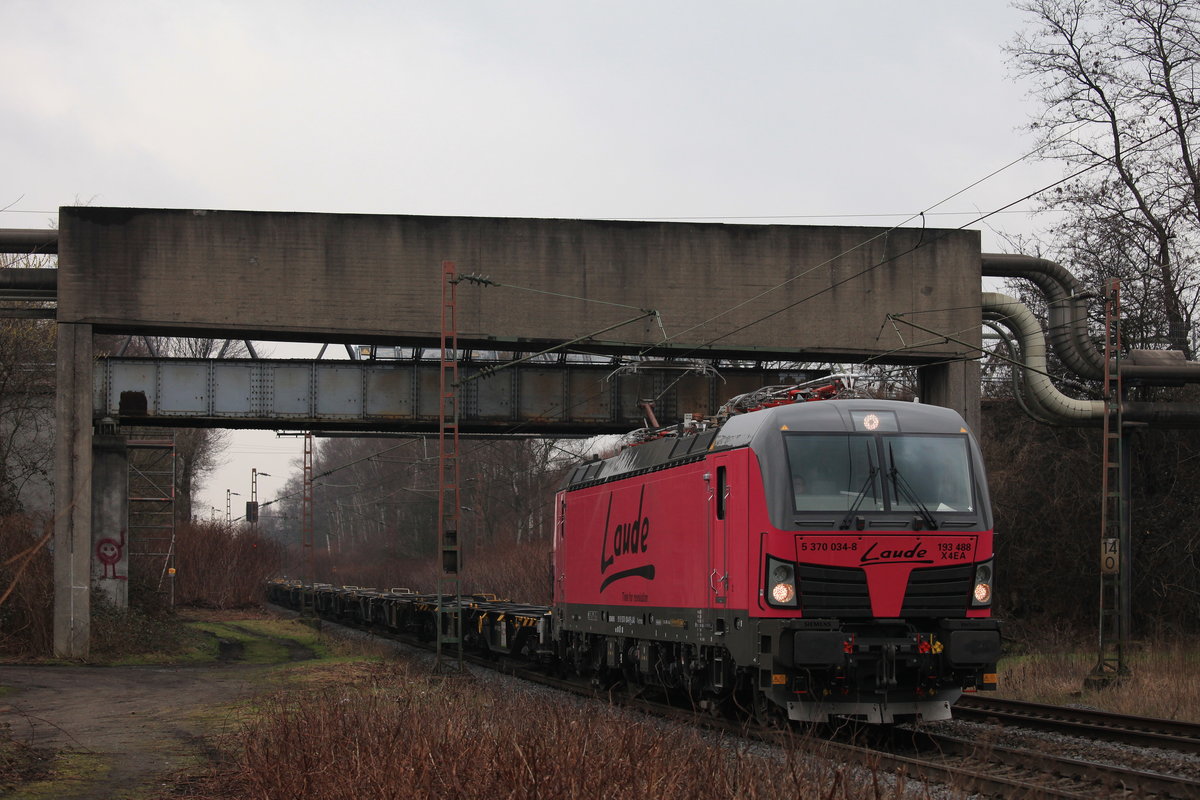 Am 08.03.2021 zog Laude 193 488 einen leeren Containerzug richtung Polen durch Bottrop-Süd. 