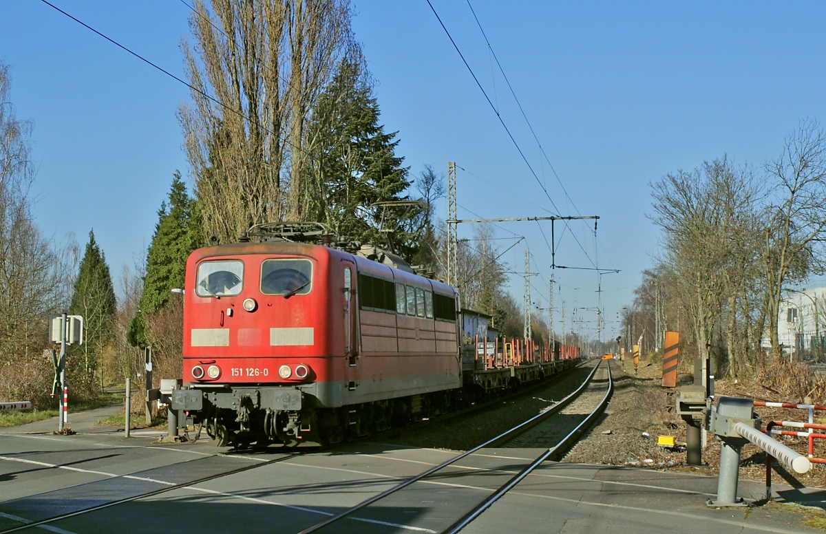 Am 08.03.2022 ist 151 126-0 mit einem kurzen Güterzug in Bochum-Riemke unterwegs (Angabe zum Fotostandpunkt: Hinter der Fußgängerschranke)