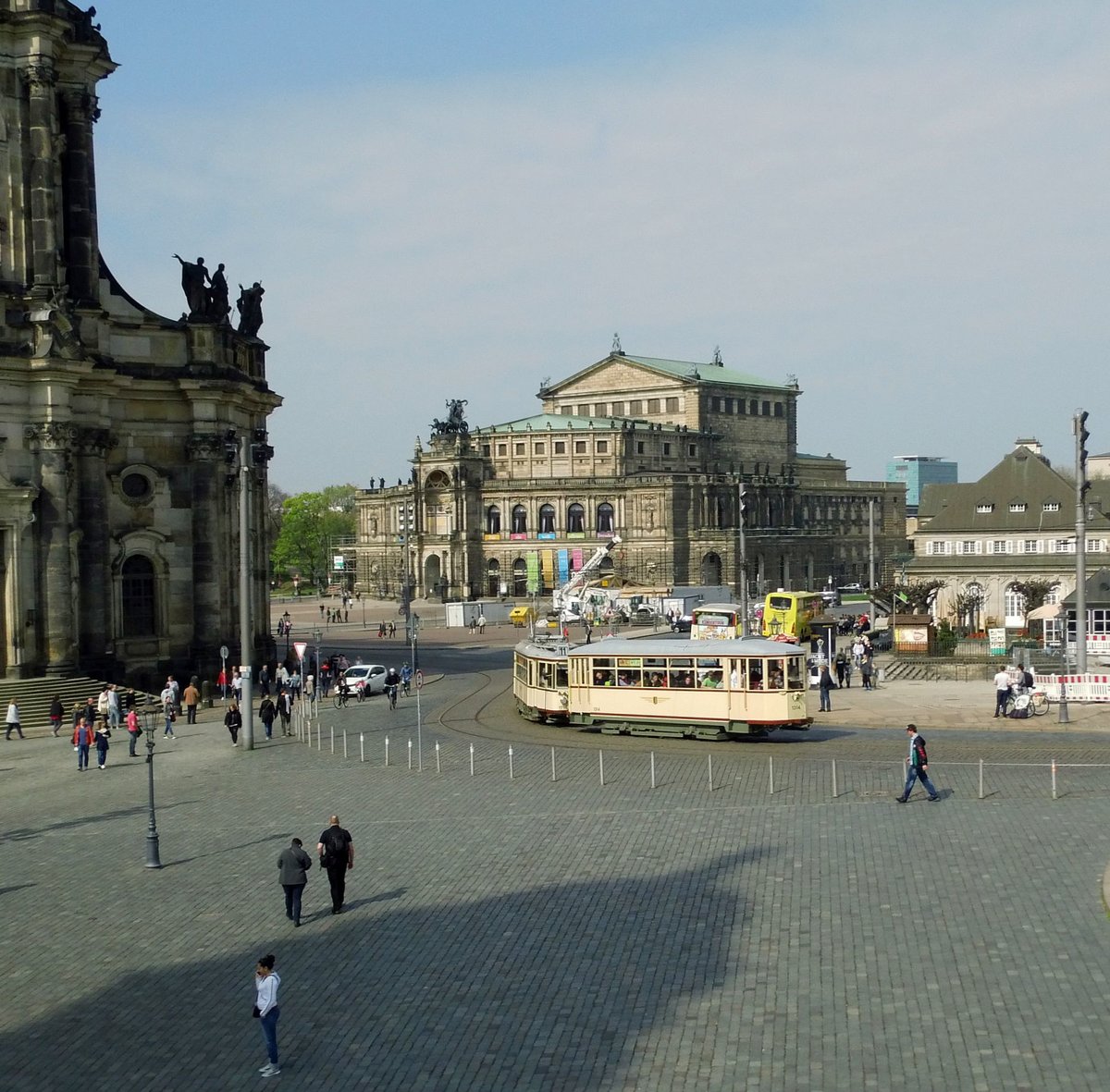 Am 08.04. 2017 war der Große Hecht mit seinem Stahlbeiwagen auf der Rundstrecke Dresden Neustadt-Pirnaischer Platz-Postplatz-Dresden Neustadt eingesetzt, um Gäste mit Interesse für historische Straßenbahnen eine Runde durch die Stadt zu kutschieren. 
Da ich während meiner Berufsschulzeit viel mit diesen Fahrzeugen nach Coschütz unterwegs war, fasste ich mich gut 20 Minuten in Geduld, bis er wieder vom Theaterplatz auf die Augustusbrücke fuhr.