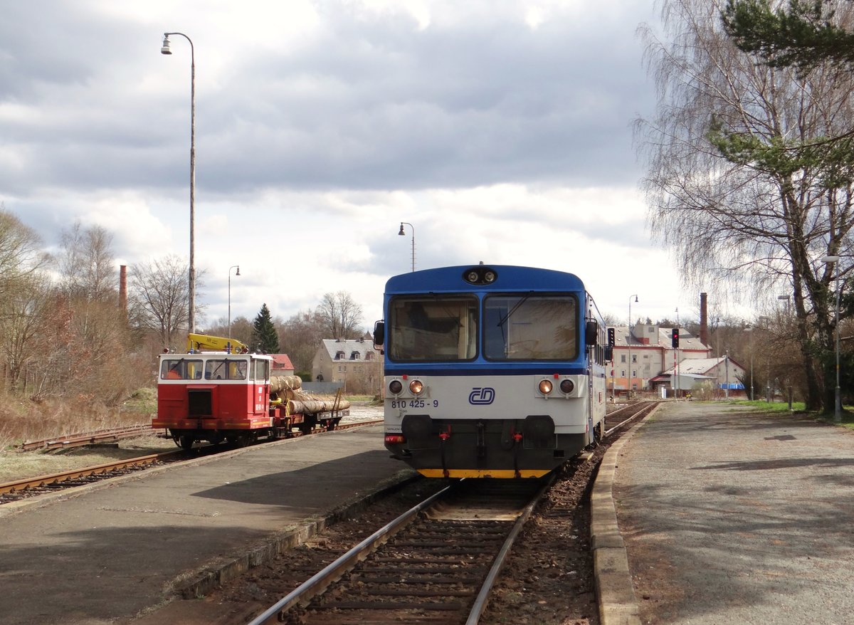 Am 08.04.16 bot sich mir in Aš dieses schöne Bild mit 810 425-9 und einem mit Holz beladenen MUV-69.1-1230.