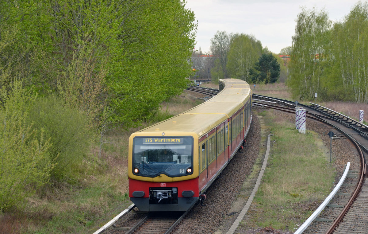 Am 08.04.17 erreicht eine S-Bahn der Reihe 482 als S75 nach Wartenberg den S-Bahnhof Springpfuhl.