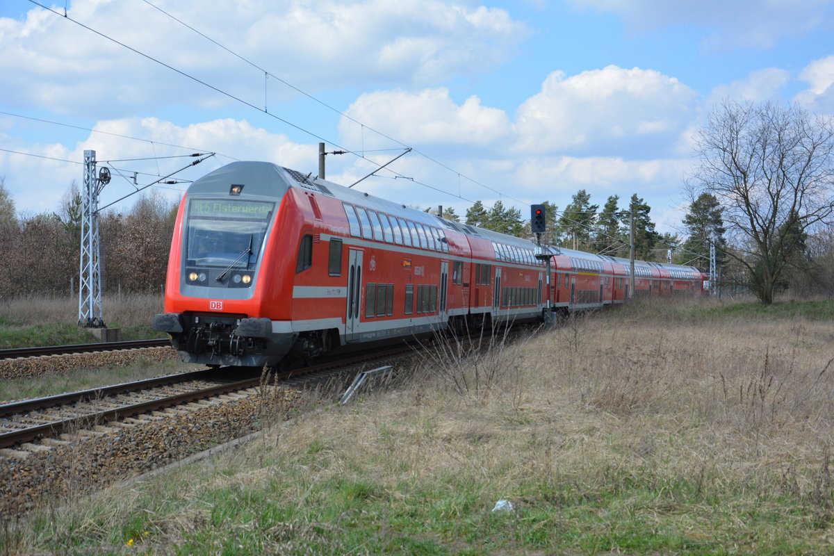 Am 08.04.2016 schiebt die BR 112 (112 106) den RE 4359 nach Elsterwerda. Aufgenommen zwischen Großbeeren und der JVA Heidenring.
