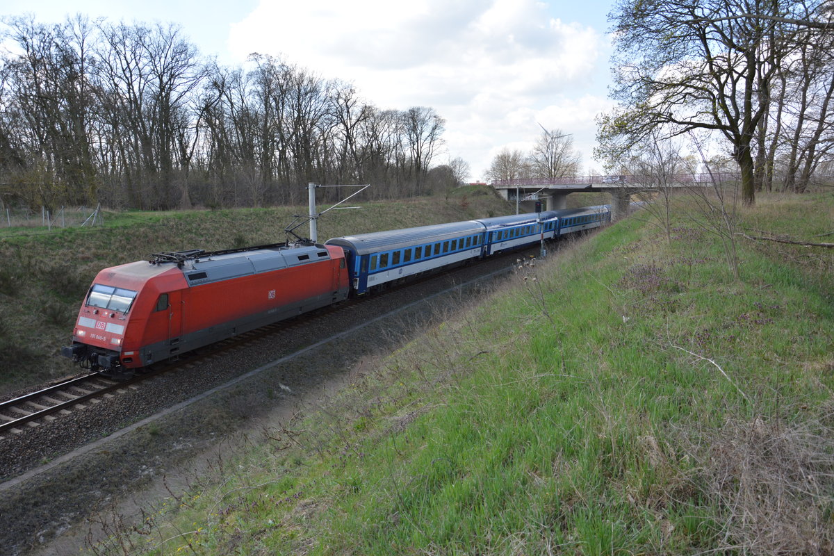 Am 08.04.2016 zieht diese BR 101 (101 049-5) den EuroCity 176 in Richtung Hamburg. Aufgenommen zwischen Bahnhof Großbeeren und JVA Heidenring.	

