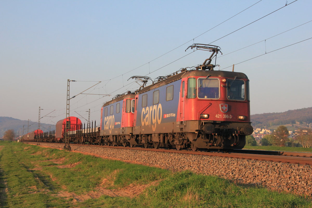 Am 08.04.2017 fährt 421 396+XXX mit gemischtem Güterzug zwischen Weinheim und Heddesheim/Hirschbergüber die Main-Neckar-Bahn. 