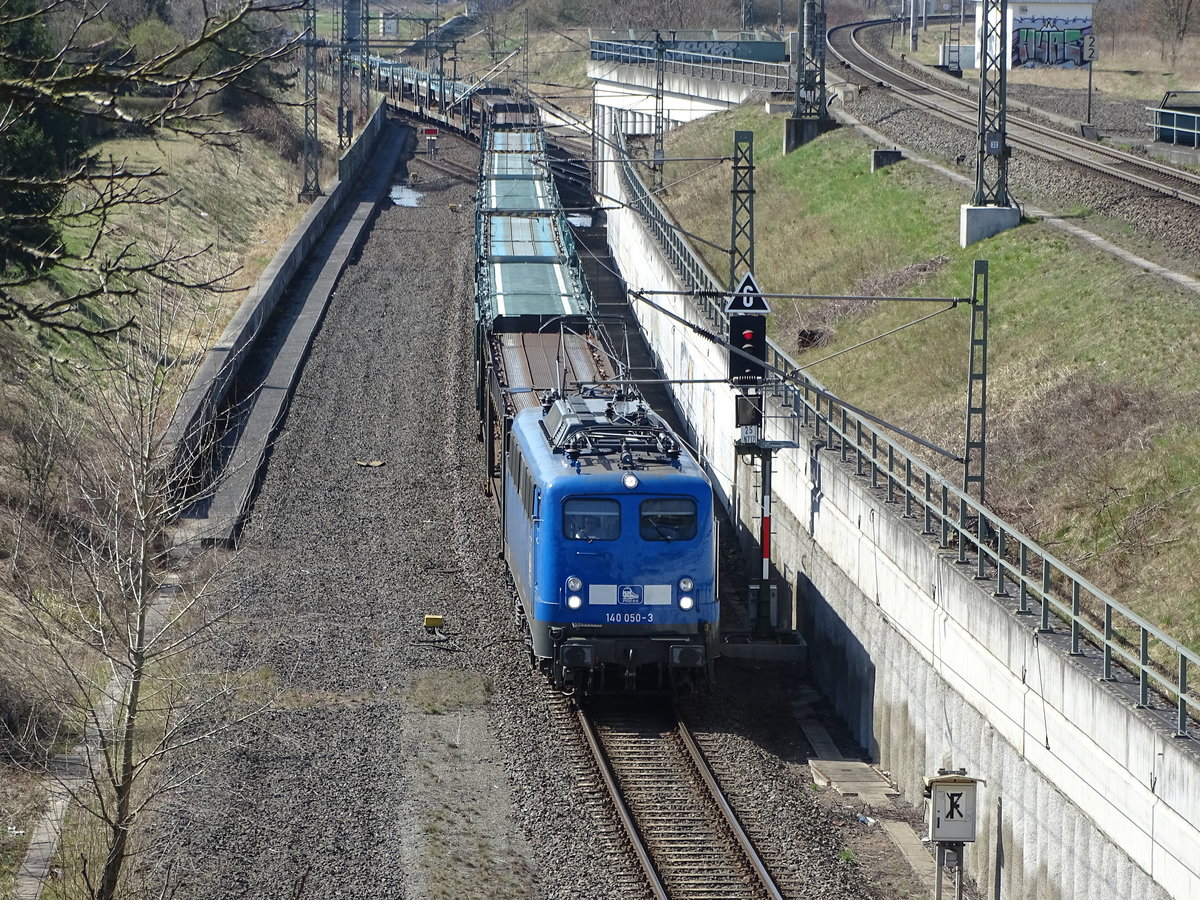 Am 08.04.2018 kam 140 050(140 833) mit einem leeren Autozug aus Richtung Hannover nach Stendal und fuhr weiter in Richtung Magdeburg.