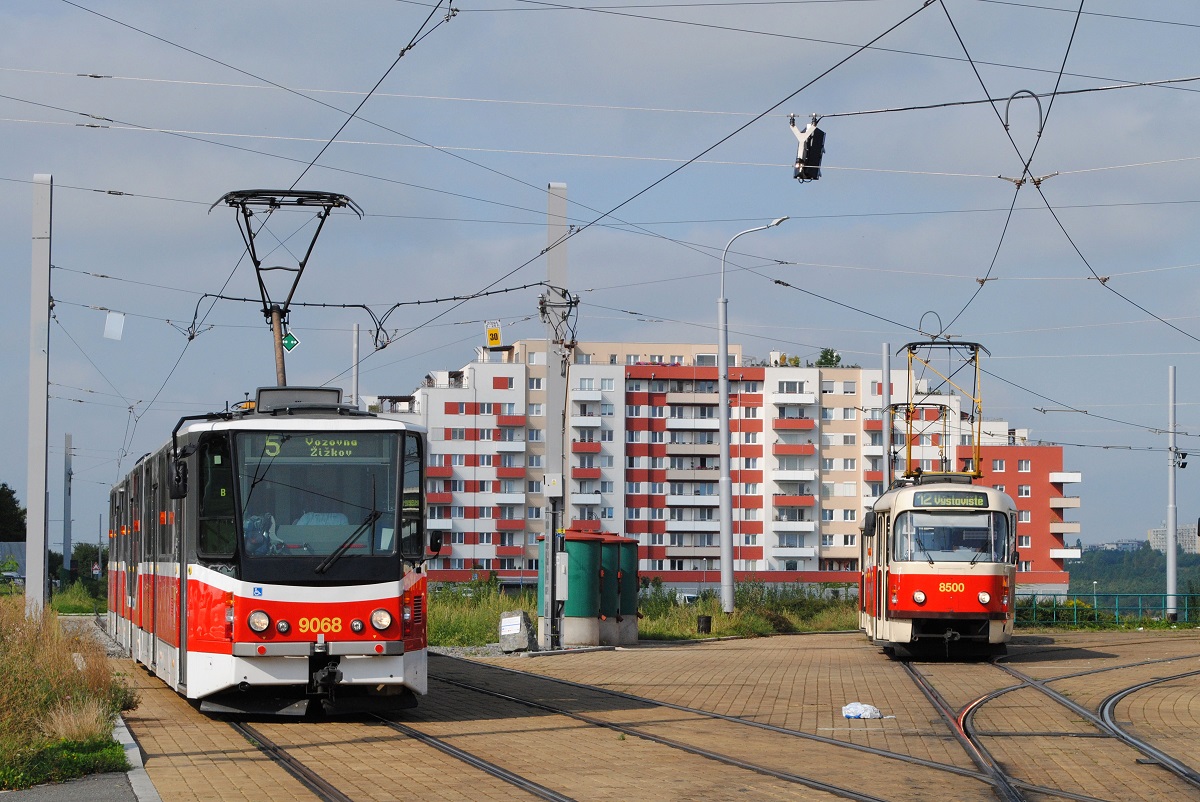 Am 08.04.2022 wurde die rund einen Kilometer lange Strecke von der bisherigen Endstelle Sidliste Barrandov ins Neubaugebiet Holyne eröffnet. Da eine weitere Verlängerung der Strecke geplant ist, wurde in Holyne keine Wendeschleife errichtet, sodaß bis zum endgültigen Ausbau vorerst nur Zweirichtungswagen der Type KT8D5RN2 zum Einsatz gelangen.
Während das T3R.P - Tandem 8500 + 8501 in der Wendeanlage Sidliste Barrandov auf weitere Einsätze wartet, ist der aus Holyne kommende KT8D5RN2 9068 unterwegs in Richtung Vozovna Zizkov. (05.09.2022)