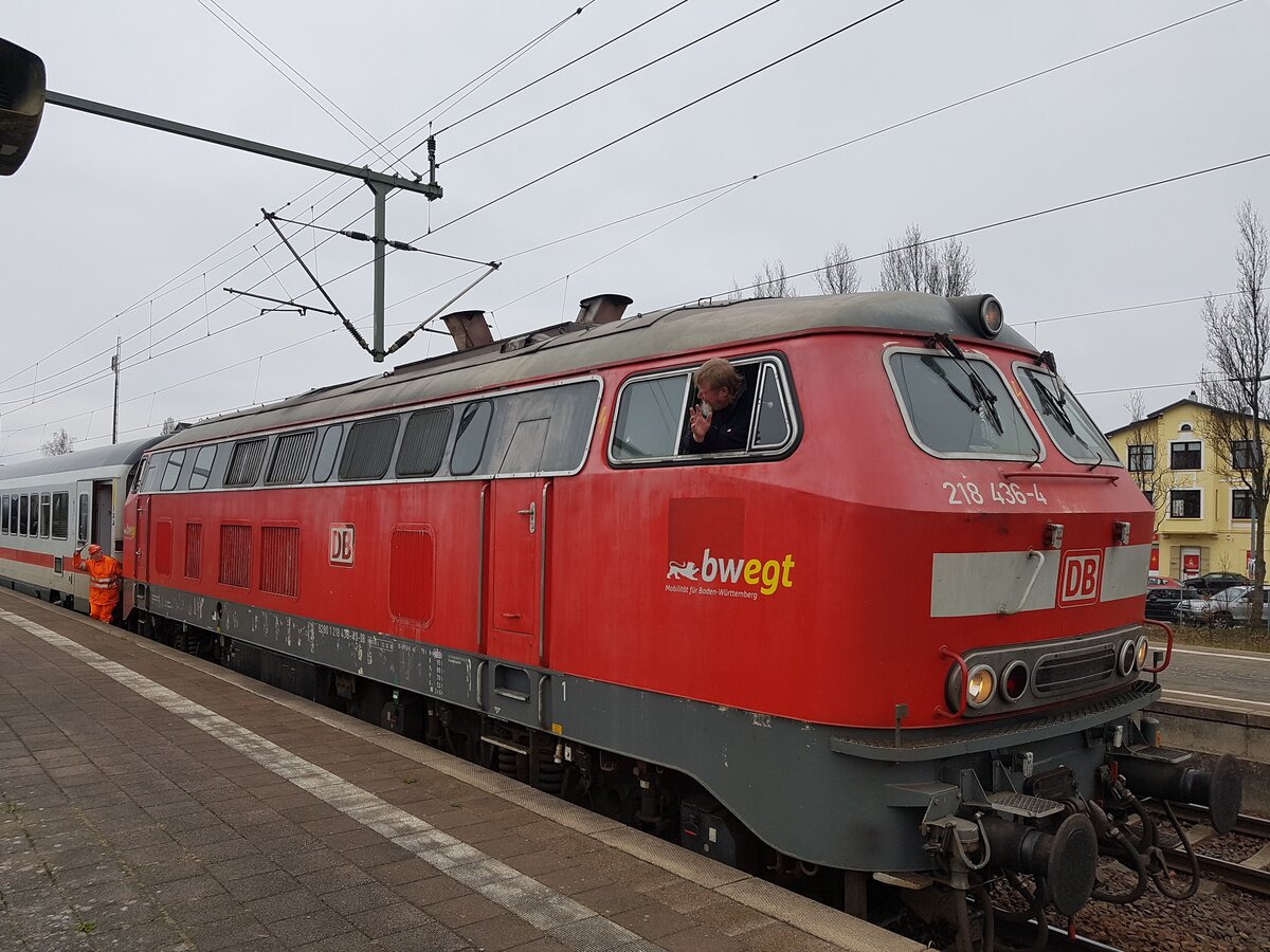 Am 08.04.2023 wird im Bahnhof Itzehoe BR 218 436-4 vom IC 2215 von Westerland nach Köln abgekuppelt. 
Eine E-Lok der BR 101 übernimmt die weiterfahrt.