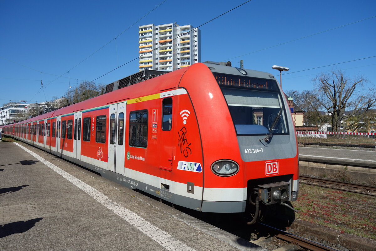 Am 08.04.2025 ist die 423 384 als S5 nach Friedrichsdorf/Taunus unterwegs. Hier in Bad Homburg vor der Höhe.