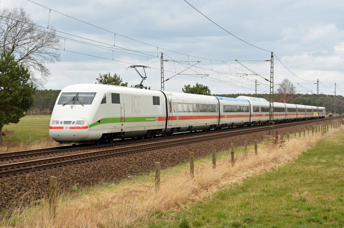 Am 08.04.22 war ein Triebzug der Reihe 401 mit teilweise grünem Streifen als ICE 930 unterwegs von Berlin nach Frankfurt(M). Hier durcheilt er Radis.