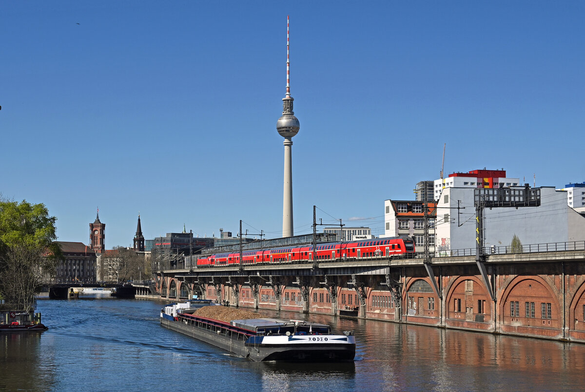 Am 08.04.26 passierte das Frachtschiff Rodeo die Spree und traf an der Jannowitzbrücke auf einen RE2 nach Hennigsdorf.