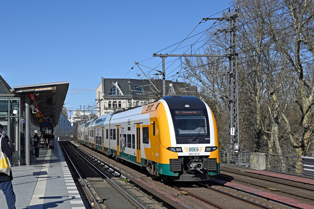 Am 08.04.26 rollte 3462 127 der ODEG als RE1 nach Potsdam vorbei am S-Bahnhof Tiergarten. 