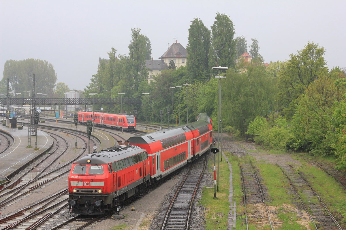 Am 08.05.2017 rangiert 218 409 eine Dosto-Garnitur im Lindauer Hbf auf das Abfahrtsgleis, um von dort als IRE nach Stuttgart aufzubrechen. 
