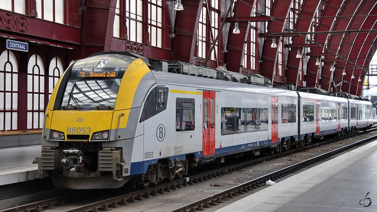 AM 08053 wartet im Juli 2018 im Bahnhof Antwerpen Centraal auf die Abfahrt.