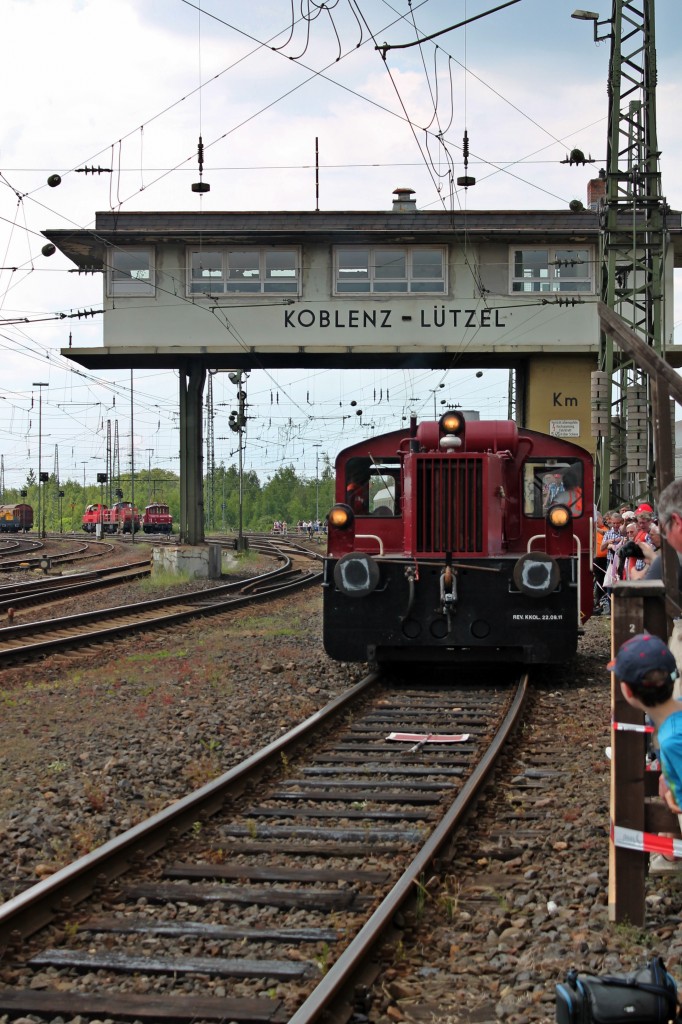 Am 08.06.2013 fuhr 323 852-4 whrend der Fahrzeugparade des DB Museums in den Rangierbahnhof von Koblenz-Ltzel.