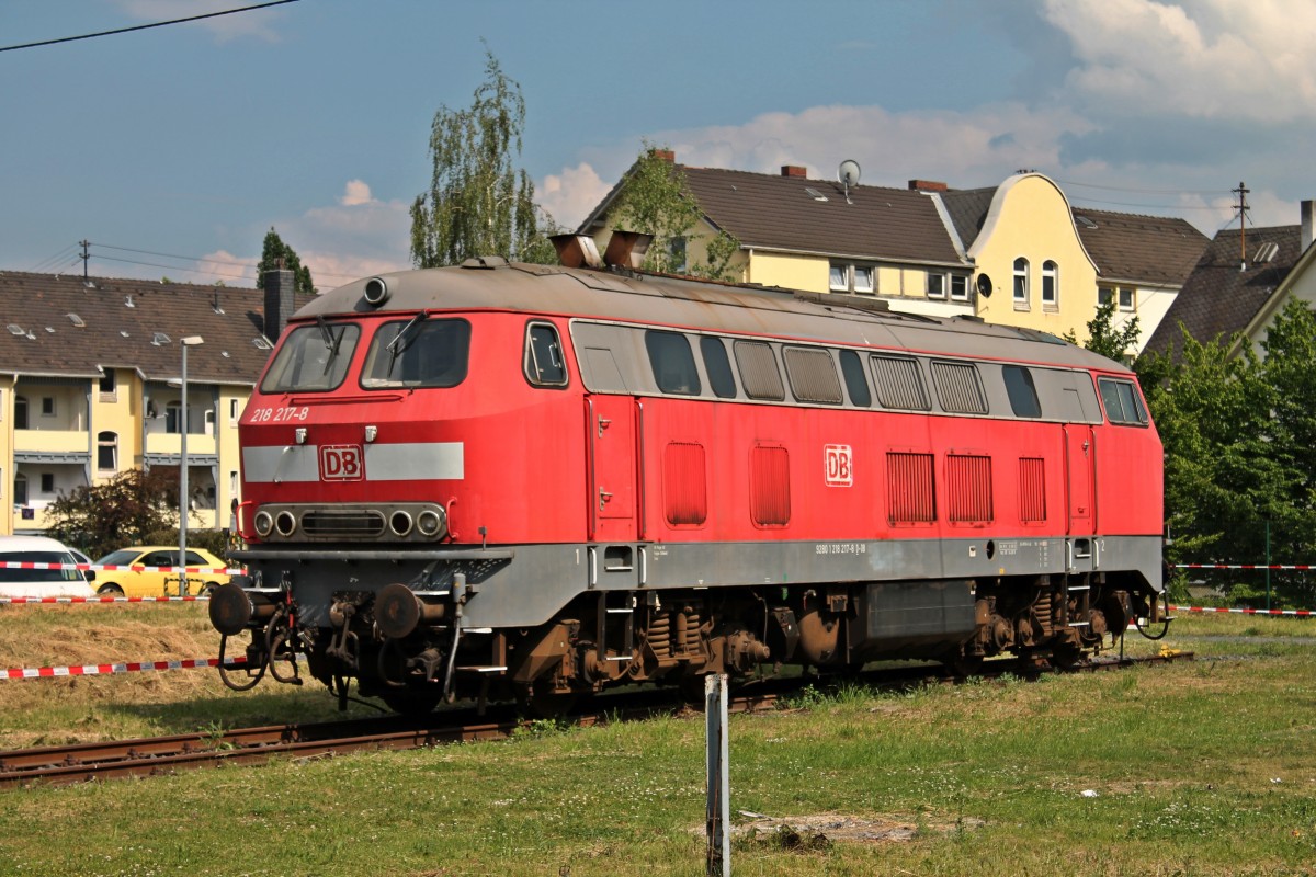 Am 08.06.2013 stand w�hrend des Sommerfestes des DB Museums Koblenz-L�tzel die ex. TEE Farbende 218 217-8 auf einem Strahlengleis der dortigen Drehscheibe.